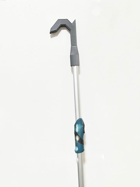 Magnetic truck bed hook attached to extension pole